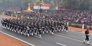 2017년 1월 26일 뉴델리, 제68회 공화국의 날 퍼레이드에서 Rajpath를 통과하는 해안 경비대 행진 부대