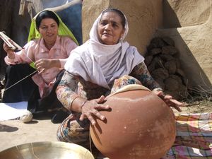 전통적인 방법으로 방적하는 펀자브 여성들
