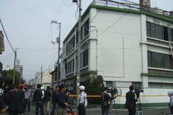 화재 진압 후 취재하는 보도 기자와 카메라맨. 철근 부분에서 7명이 희생되었다. 사진에서 창문에 끼워져 있던 합판이 확인된다.