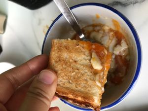 반숙 계란에 찍어 먹는 카야 토스트