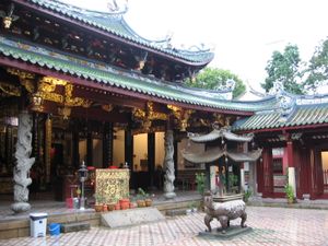 톈혹껨 사원(Thian Hock Keng) 마당과 본당 앞