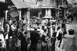 다양한 민족 출신의 사람들 - 중국인, 말레이인, 인도인이 1900년경 싱가포르의 한 길모퉁이에 모여 있다.