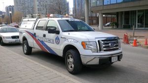 적재함에 보관함이 장착된 토론토 시 경찰서의 F-150 경찰차