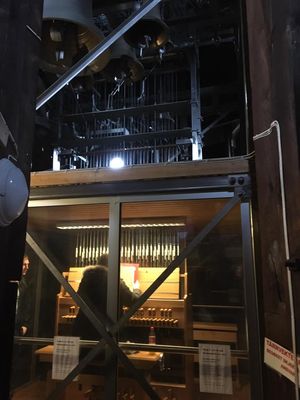 카리용 연주자 브린야르 랜드마크가 오슬로 대성당의 카리용 캐비닛에 앉아 있는 모습