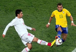 2010 FIFA 월드컵에서 브라질의 다니 알베스와 공을 다투는 곤살로 하라