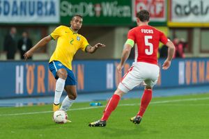 2014년, 오스트리아와의 친선경기에서 크리스티안 푸흐스를 상대하는 다닐루