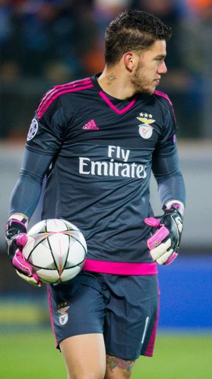 에데르송이 2016년 벤피카에서 제니트를 상대로 경기하는 모습