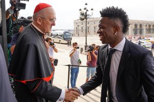 2022년 알무데나 성모 마리아 대성당에서 열린 우승 축하 행사에서 비니시우스 주니오르