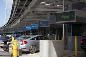 San Ysidro 출입국 항구를 통과하는 차량