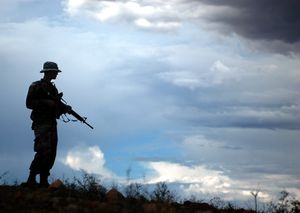 미국 육군방위군 병사가 2006년 7월 애리조나에서 Operation Jump Start를 지원하기 위해 미국 국경순찰대와 함께 근무하고 있다.