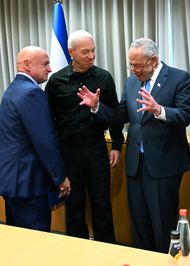 켈리는 2023년 10월 15일 이스라엘 국방부 장관 요아브 갈란트와 척 슈머와 함께