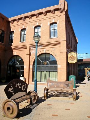 헤리티지 광장에 있는 플래그스태프의 전통적인 노동력을 기리는 벤치들