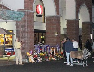 총격 사건 현장의 추모비