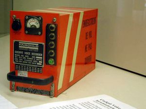 도이체 박물관에 전시된 페어차일드 A100 조종실 음성 녹음 장치. 명판에 표시된 대로 구형 표준인 TSO C84에 따라 제작된 자기 테이프 장치이다. 측면에 프랑스어로 "비행 기록 장치는 열지 마시오"라고 적혀 있다.