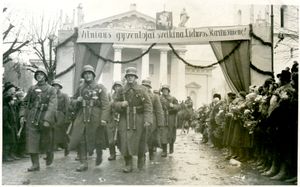 리투아니아군이 1939년 게디미나스 대로에서 열병하는 모습