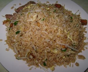 차우파 볶음밥(Arroz Chaufa)는 차오판 또는 중국식 볶음밥의 현지화된 버전이다.