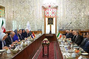 라리자니는 2016년 크로아티아 대통령 콜린다 그라바르-키타로비치와 만났다