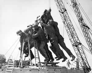 기념비 설치는 1954년 9월에 시작되었다.