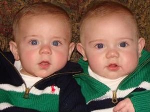 어린 시절의 이란성 쌍둥이 형제