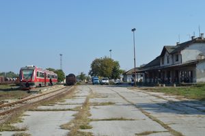  세르비아 철도 711형 디젤 동차가 샤바츠-루마 구간 여객 열차로 샤바츠에 정차해 있다.