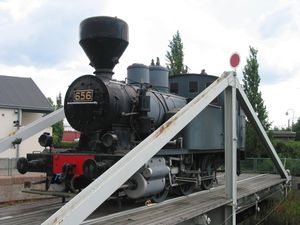 VR 클래스 Vr1 증기 기관차 656호 "Kana" ("암탉")가 살로 미술관 밖 회전판 위에 있다.