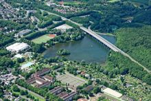 자일러 호. 사진은 남동쪽에서 촬영되었다. 화면 왼쪽에는 축구 경기장이 보인다. 그 왼쪽 아래에 아이스슈포르트할레가 있다.