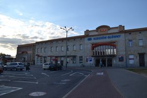 제슈프 글로브니 기차역