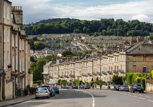 Bathwick Hill에서 북서쪽으로 바라본 북부 교외의 모습으로, 바스의 다양한 주택 유형을 보여준다