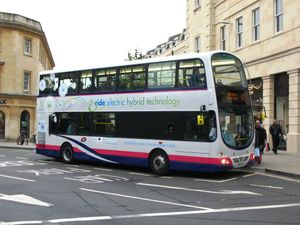 파크 앤 라이드(Park and Ride) 서비스를 위해 사우스게이트(Southgate)에서 운행 중인 디젤/전기 하이브리드 버스.