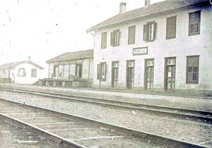 페리자이 철도역, 스코페–미트로비차 철도 노선의 정차역