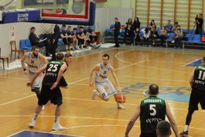 Universitet Surgut 팀은 녹색과 검은색 유니폼을 입는다