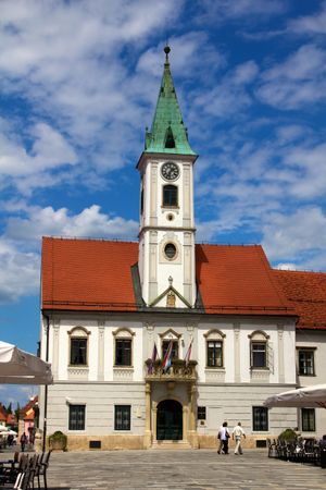 바라주딘 시청 건물은 1793년 고전주의 양식으로 만들어졌다.