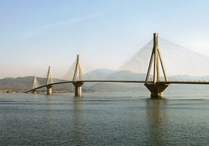 2004년에 완공된 리오-안티리오 다리는 서부 펠로폰네소스반도와 그리스 본토를 연결한다.