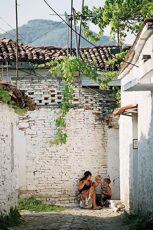 엘바산의 전통적인 골목길