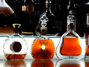 꼬냑, 아르마냑과 함께 이 지역의 유명한 브랜디 중 하나.