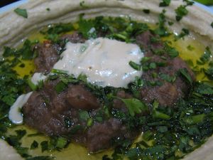 타히니를 곁들인 훔무스와 풀