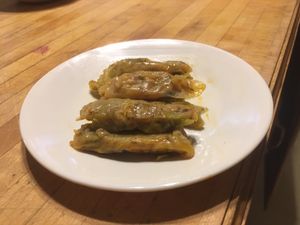 마흐시 코롬브(이집트식 양배추 말이). 양 끝이 안으로 접히지 않은 모습