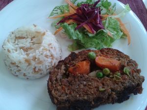 밥 필라프와 샐러드를 곁들인 달얀 쾨프테