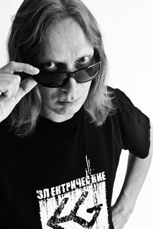 바딤 쿠릴레프는 1986년부터 2002년까지 DDT에서 기타를 연주했다.