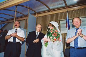 왼쪽부터 벨라루스 대통령 알렉산드르 루카셴코, 러시아 연방 대통령 블라디미르 푸틴, 알라 푸가초바, 우크라이나 대통령 레오니드 쿠치마 (2001년)