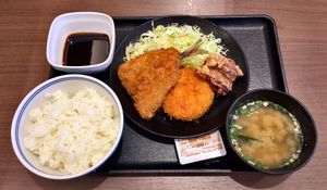 된장국은 일반적으로 일본의 정식 (세트 메뉴)의 일부이며, 여기서는 밥, 튀긴 전갱이, 고로케, 가라아게와 함께 제공된다.