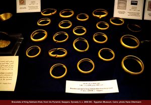 세켐케트의 사카라 피라미드 무덤에서 발견된 금 팔찌 21점과 조개 모양 용기가 이집트 박물관에 전시되어 있다.