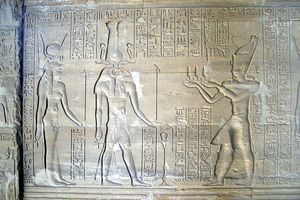 사원 남쪽 벽의 장면, 왕이 크눔과 네프티스에게 깃털을 바치는 모습, 크눔 사원, 에스나, 이집트