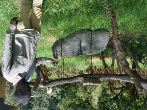 현지 여행 가이드가 제게 반도 수도원에서 식사 시간을 알리기 위해 돌을 치는 방법을 시연하고 있다