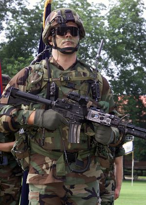 2001년 6월, 미국 육군 병사가 조지아주 포트 맥퍼슨에서 21세기형 랜드 워리어 통합 전투 시스템을 시연하고 있다. 이 시스템은 컴퓨터/무선 서브시스템 내에 GPS를 포함하고 있다.