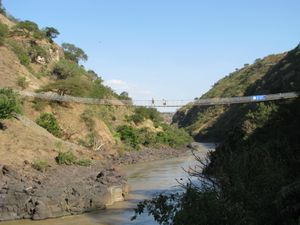 청나일강 위에 있는 현수교. 에티오피아의 청나일강 위에 있는 유일한 보행자 케이블 다리이다.
