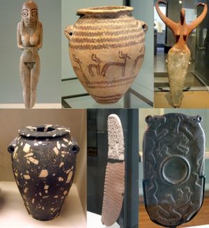 선사시대 이집트의 유물. 왼쪽 위부터 바다리 문화 조각상, 나카다 2기 항아리, 바트 여신상. 왼쪽 아래부터 섬록암 화분, 상아 칼, 화장용 석판