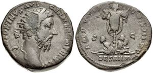 마르쿠스 아우렐리우스 통치 시기인 서기 177년 로마 동전 뒷면에 새겨진 사르마티아인 포로.