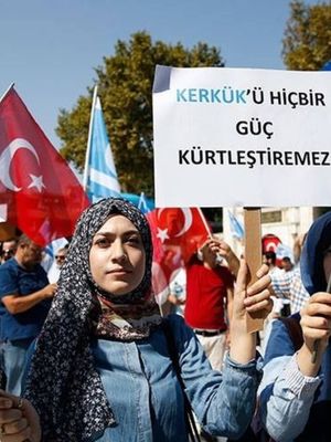 터키어로 쓰인 플래카드를 들고 있는 이라크 투르크멘 여성: Kerkük'ü hiçbir güç Kürtleştiremez ("어떤 세력도 키르쿠크를 쿠르드화할 수 없다").