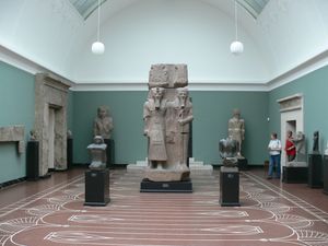 멤피스에서 발견된 프타-타테넨 신상과 람세스 2세의 거대한 조각상 – 뉘 칼스버그 글립토테크, 코펜하겐